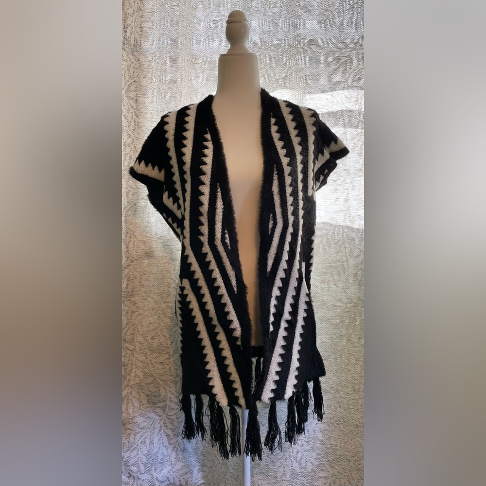 Chic Black and White Patterned Sweater